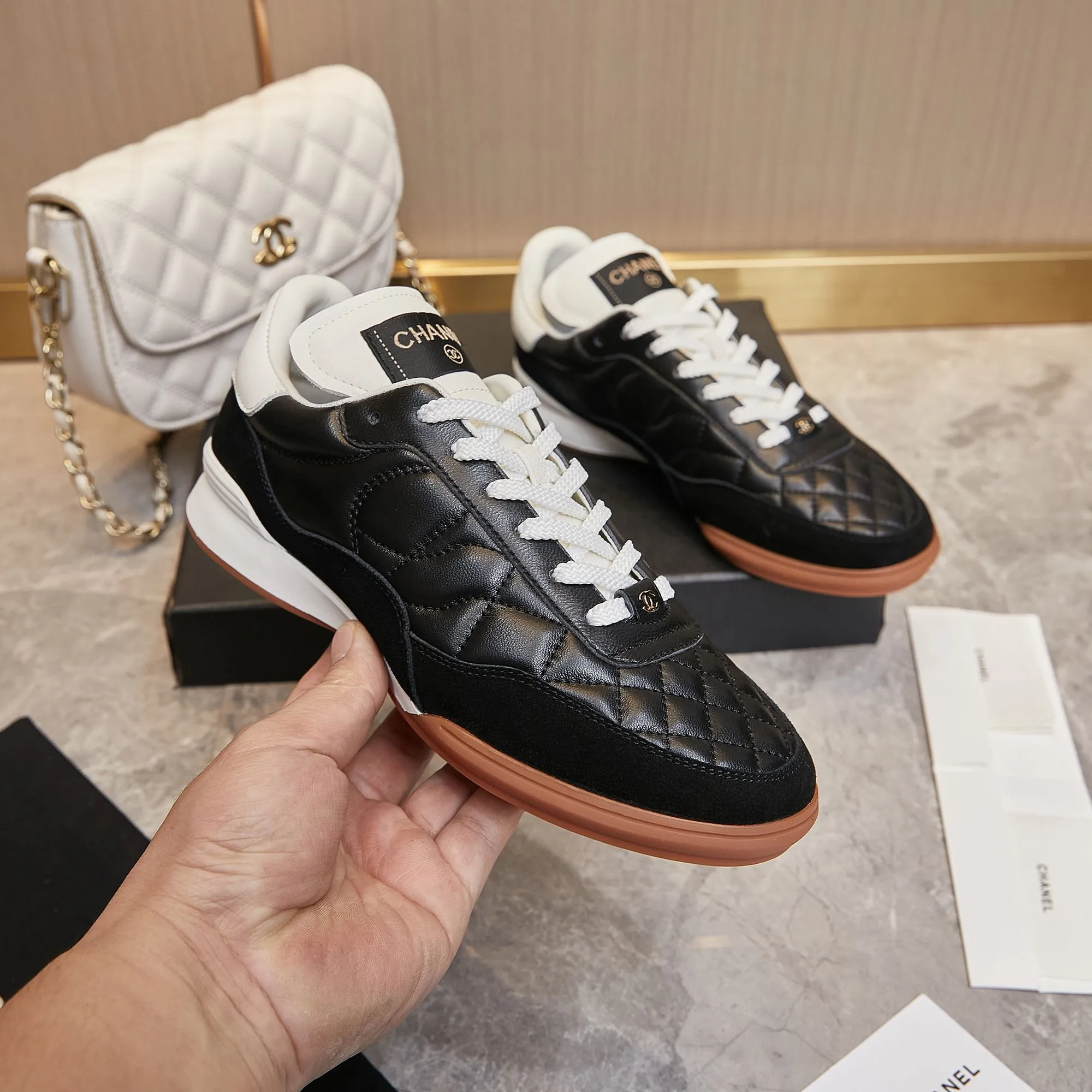 👟👟Ex-factory price 560👟👟 Chanel Chanel - 2024 counter top casual sports shoes This classic design; the upper is electro-embroidered with a variety of techniques; the outsole is fashionable and sporty; it is unusual to incorporate a variety of color matching elements... The diversified mix and match is very beautiful and versatile, casual, fashionable, sports and outdoor can be taken into account... ꫛꫀꪝ Go➫ Material: ❶Upper is made of: Original imported mixed-breed sheep ❷Inside made of: original imported breathable sheepskin ❸Outsole based on: original TPU outsole Full set of boutique packaging for women 35–41